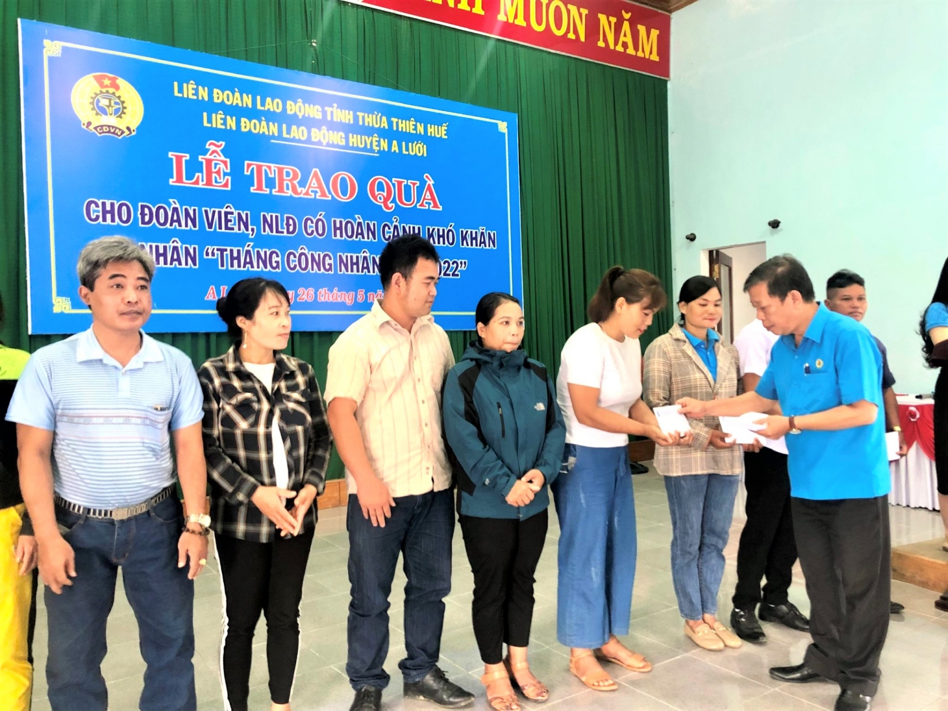LĐLĐ huyện A Lưới: Chăm lo cho đoàn viên, NLĐ khó khăn nhân dịp Tháng Công nhân LĐLĐ huyện A Lưới: Chăm lo cho đoàn viên, NLĐ khó khăn nhân dịp Tháng Công nhân