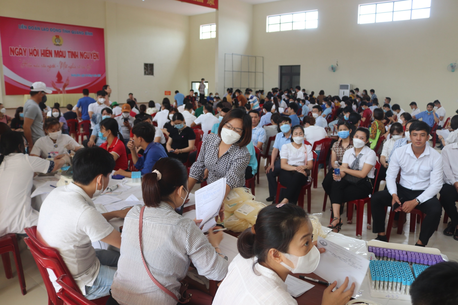 Hàng trăm đoàn viên Công đoàn tỉnh Quảng Bình hưởng ứng “Ngày hội hiến máu tình nguyện” Hàng trăm đoàn viên Công đoàn tỉnh Quảng Bình hưởng ứng “Ngày hội hiến máu tình nguyện”