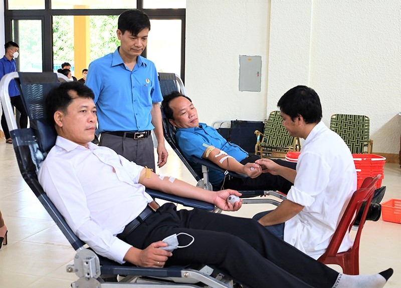 Hàng trăm đoàn viên Công đoàn tỉnh Quảng Bình hưởng ứng “Ngày hội hiến máu tình nguyện” Hàng trăm đoàn viên Công đoàn tỉnh Quảng Bình hưởng ứng “Ngày hội hiến máu tình nguyện”