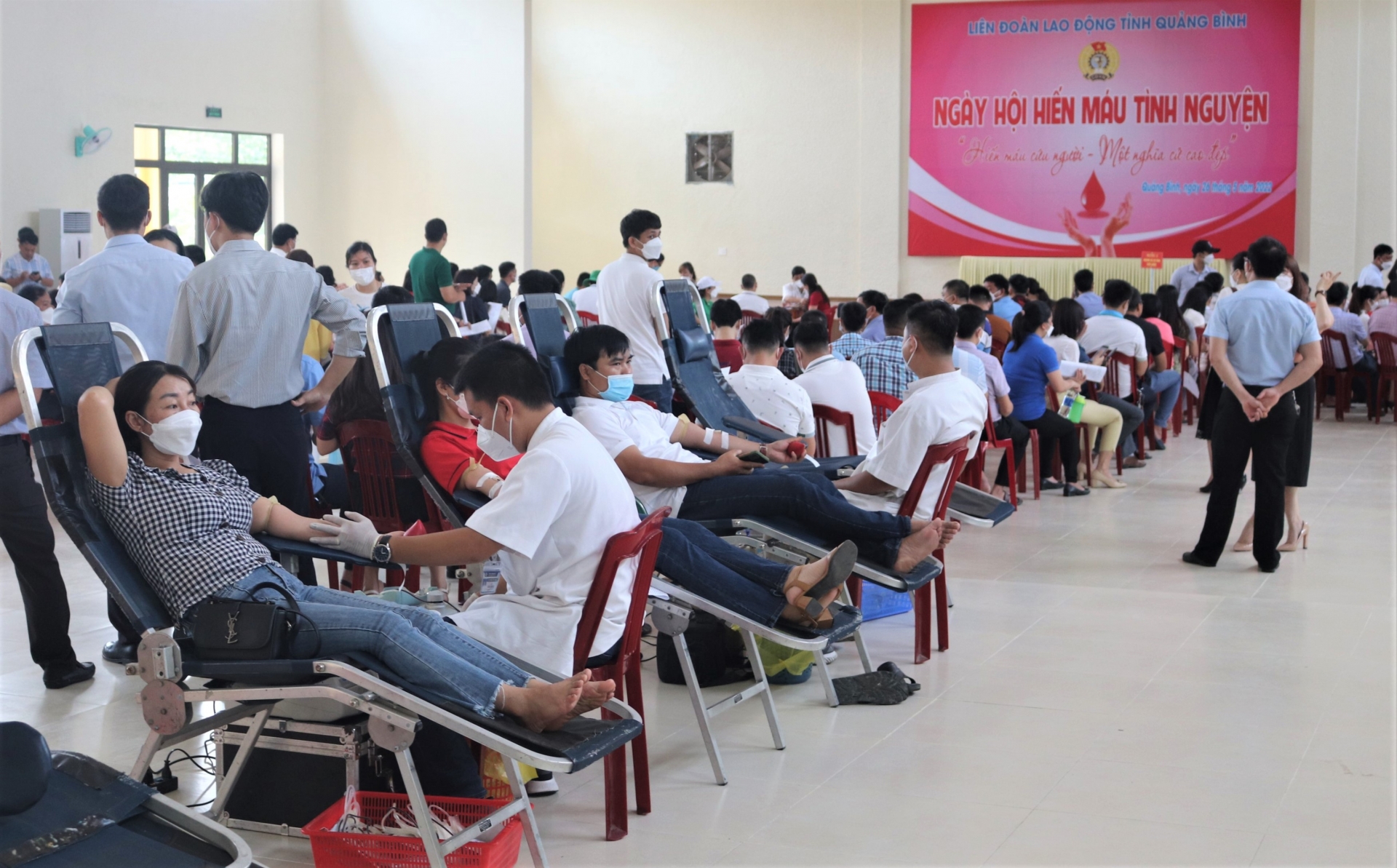 Hàng trăm đoàn viên Công đoàn tỉnh Quảng Bình hưởng ứng “Ngày hội hiến máu tình nguyện” Hàng trăm đoàn viên Công đoàn tỉnh Quảng Bình hưởng ứng “Ngày hội hiến máu tình nguyện”