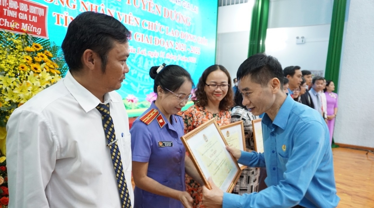 LĐLĐ tỉnh Gia Lai tổ chức Lễ tuyên dương 120 CNVCLĐ giỏi: Trang trọng và ý nghĩa