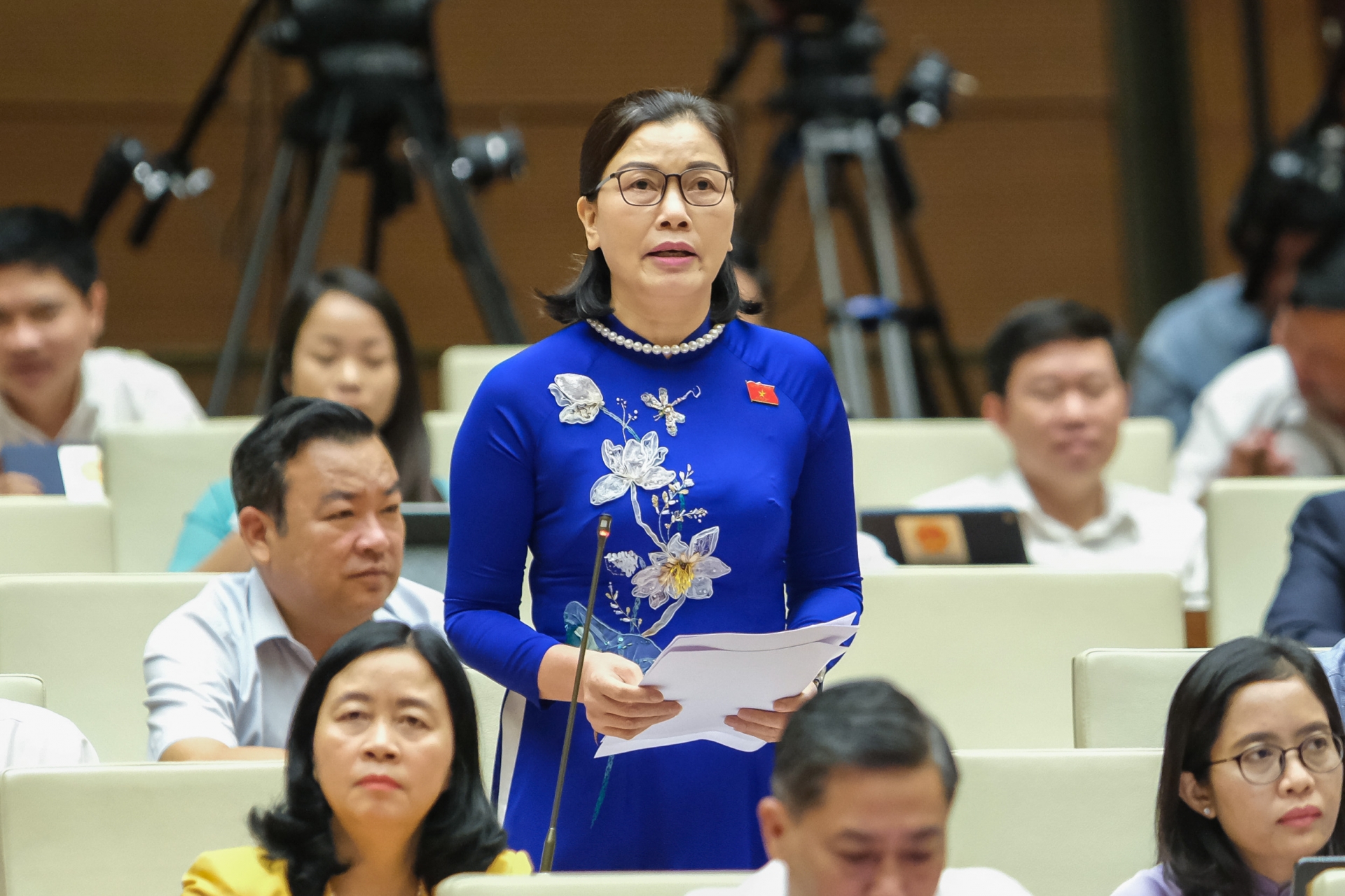 Đại biểu Quốc hội quan tâm vấn đề khuyến khích đầu tư và chính sách tiền lương của người lao động Đại biểu Quốc hội quan tâm vấn đề khuyến khích đầu tư và chính sách tiền lương của người lao động