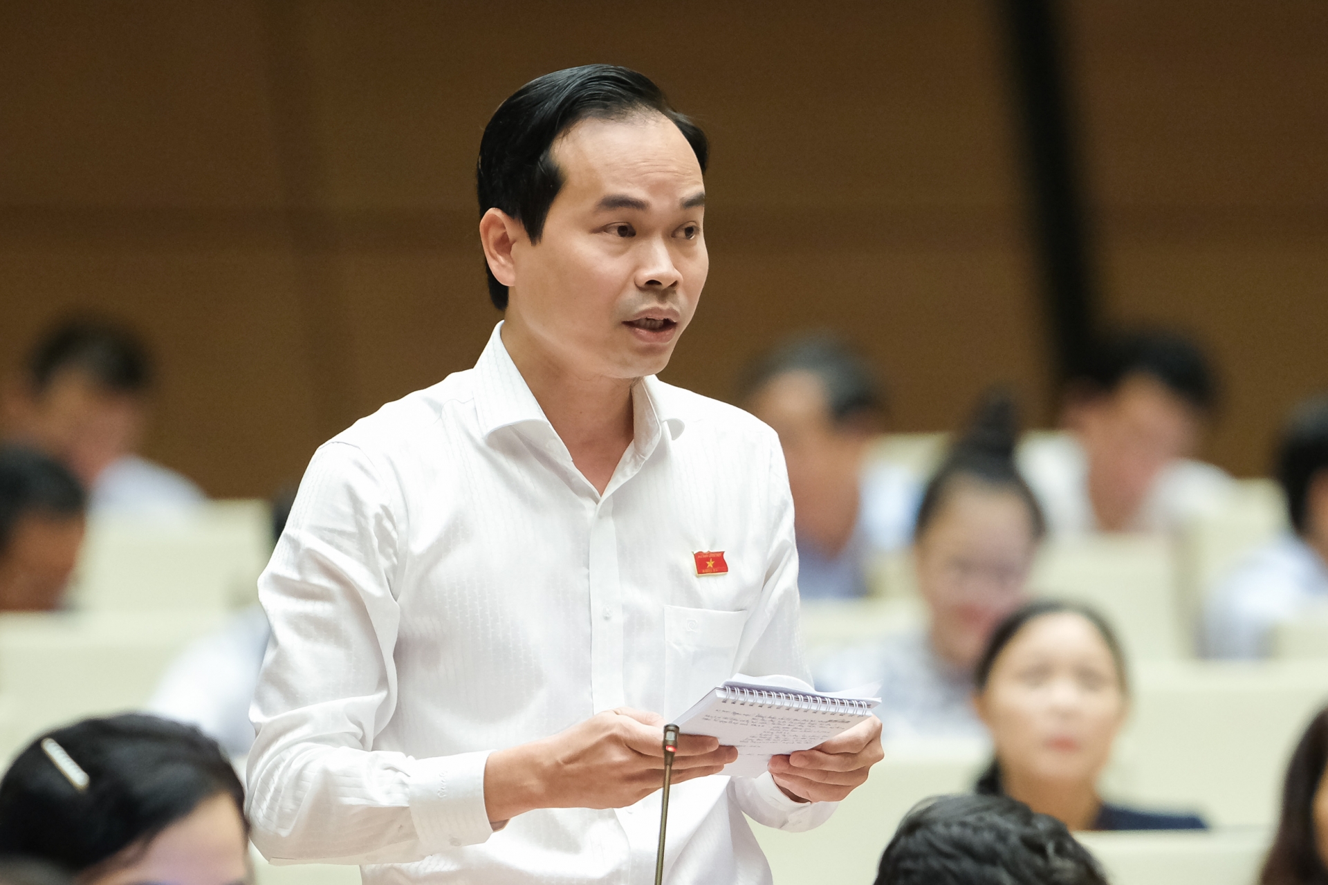 Đại biểu Quốc hội quan tâm vấn đề khuyến khích đầu tư và chính sách tiền lương của người lao động Đại biểu Quốc hội quan tâm vấn đề khuyến khích đầu tư và chính sách tiền lương của người lao động