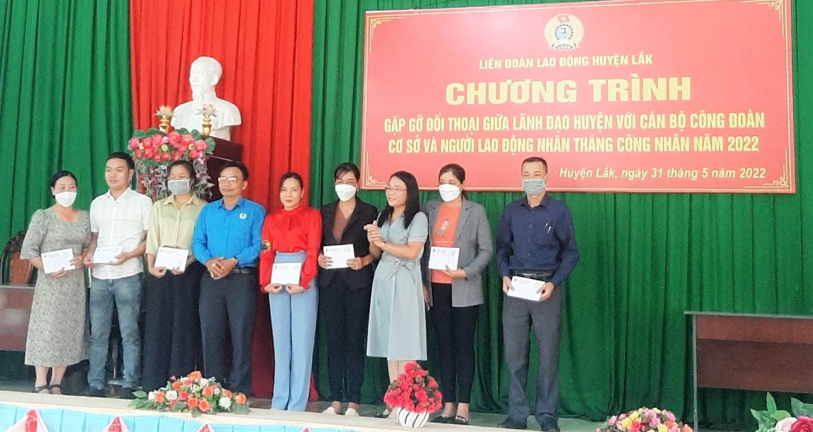 Huyện Lắk: lãnh đạo gặp gỡ, đối thoại với cán bộ công đoàn và người lao động Huyện Lắk: Lãnh đạo gặp gỡ, đối thoại với cán bộ công đoàn và người lao động