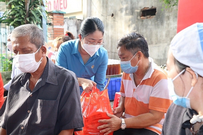 Vượt qua bão giá: Hãy tiết kiệm và giúp nhau vượt khó