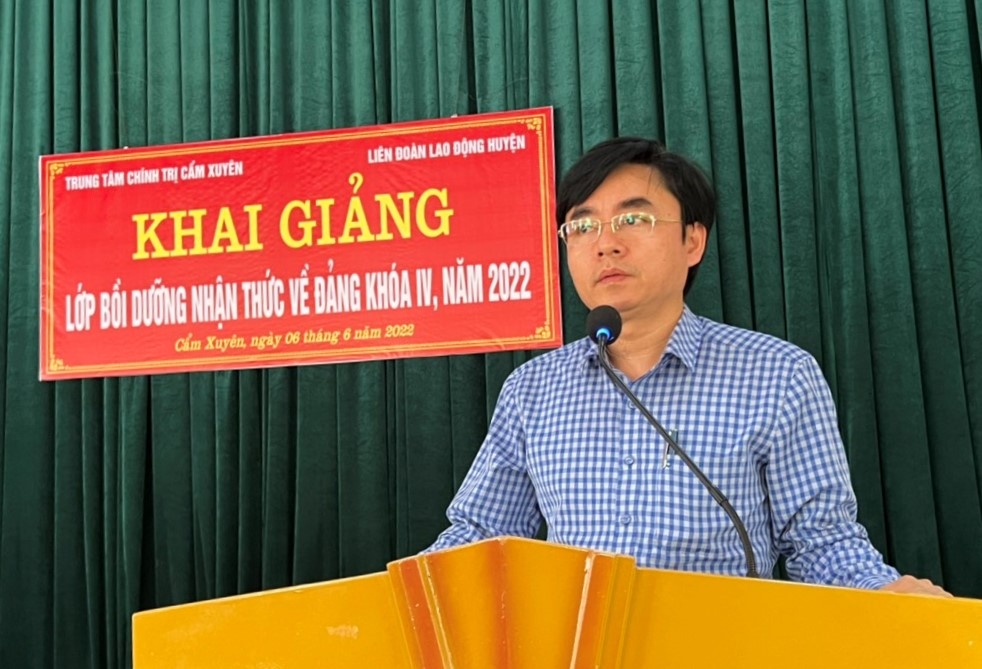 LĐLĐ huyện Cẩm Xuyên phối hợp tổ chức lớp bồi dưỡng nhận thức về Đảng