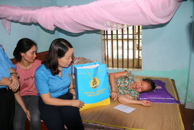 LĐLĐ tỉnh Thanh Hóa thăm và tặng quà gia đình công nhân, viên chức, lao động LĐLĐ tỉnh Thanh Hóa thăm và tặng quà gia đình công nhân, viên chức, lao động