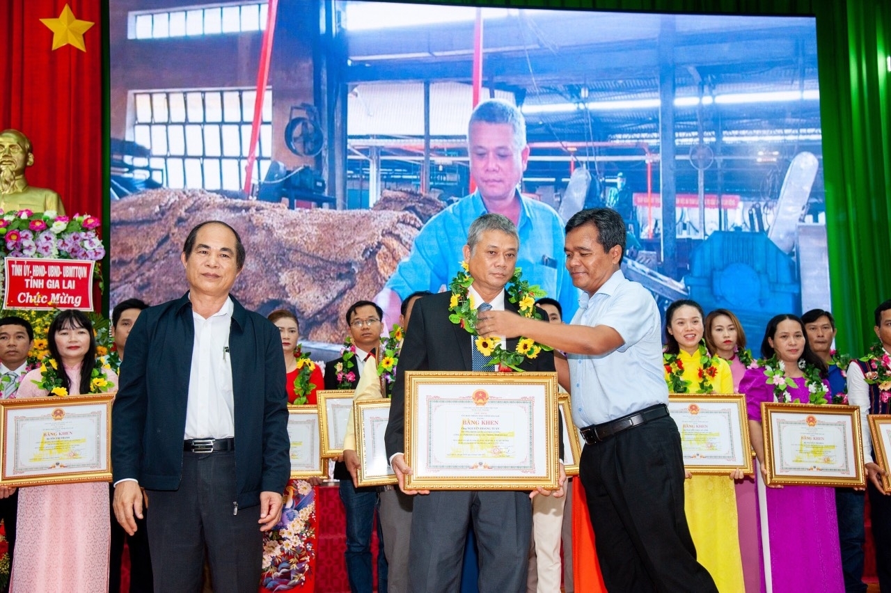 “Hoa Tháng 5” từ phong trào thi đua yêu nước trong CNVCLĐ ở Gia Lai “Hoa Tháng 5” từ phong trào thi đua yêu nước trong CNVCLĐ ở Gia Lai
