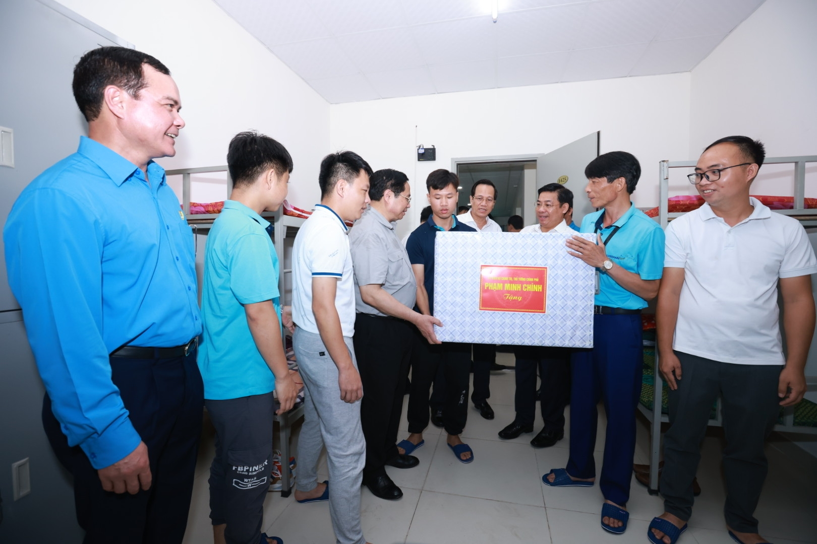 Thủ tướng Phạm Minh Chính thăm công nhân tại khu nhà trọ, nhà ở xã hội