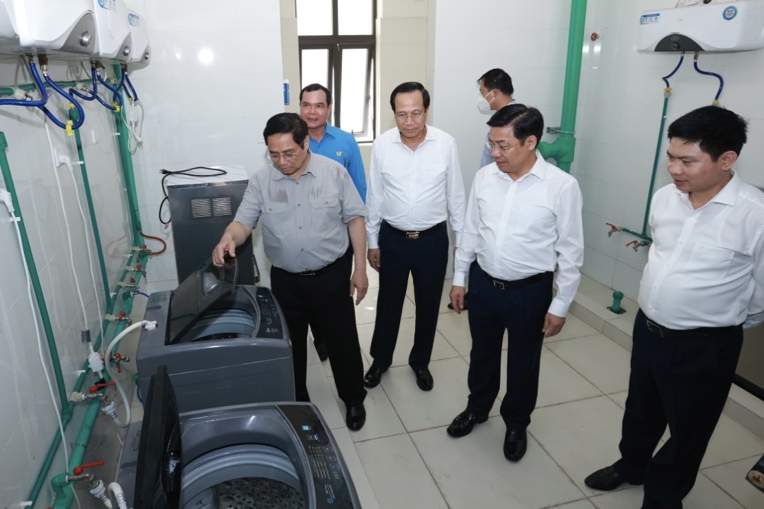 Thủ tướng Phạm Minh Chính thăm công nhân tại khu nhà trọ, nhà ở xã hội