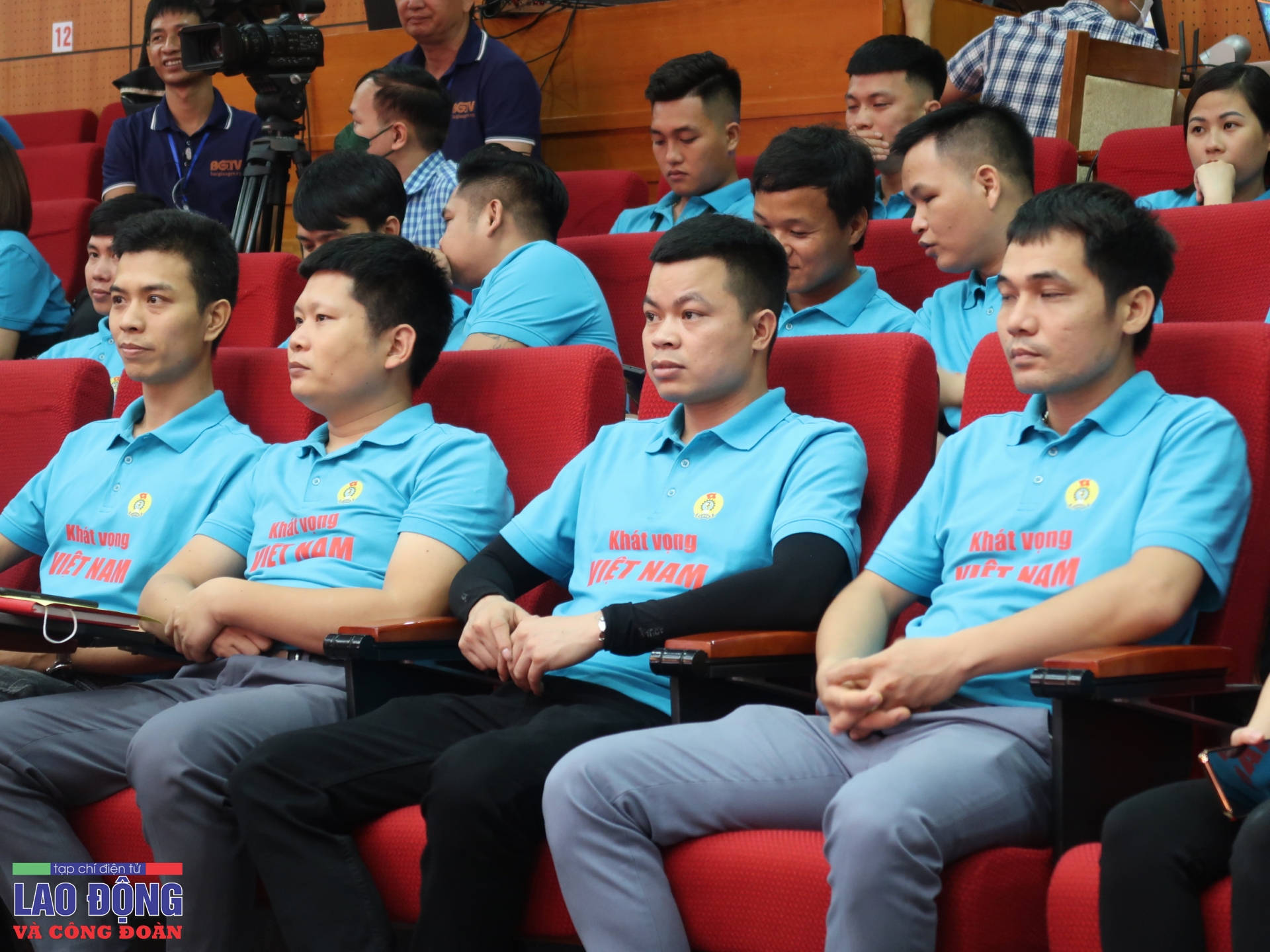 Công nhân khổ sở vì tín dụng đen