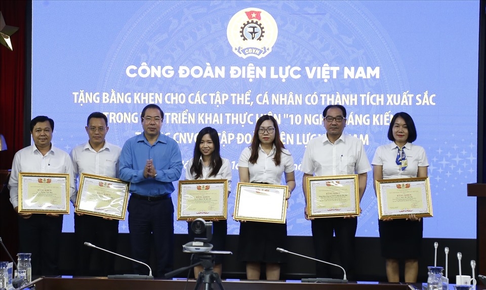 Phấn đấu Giai đoạn 2 đóng góp hơn 7.000 sáng kiến