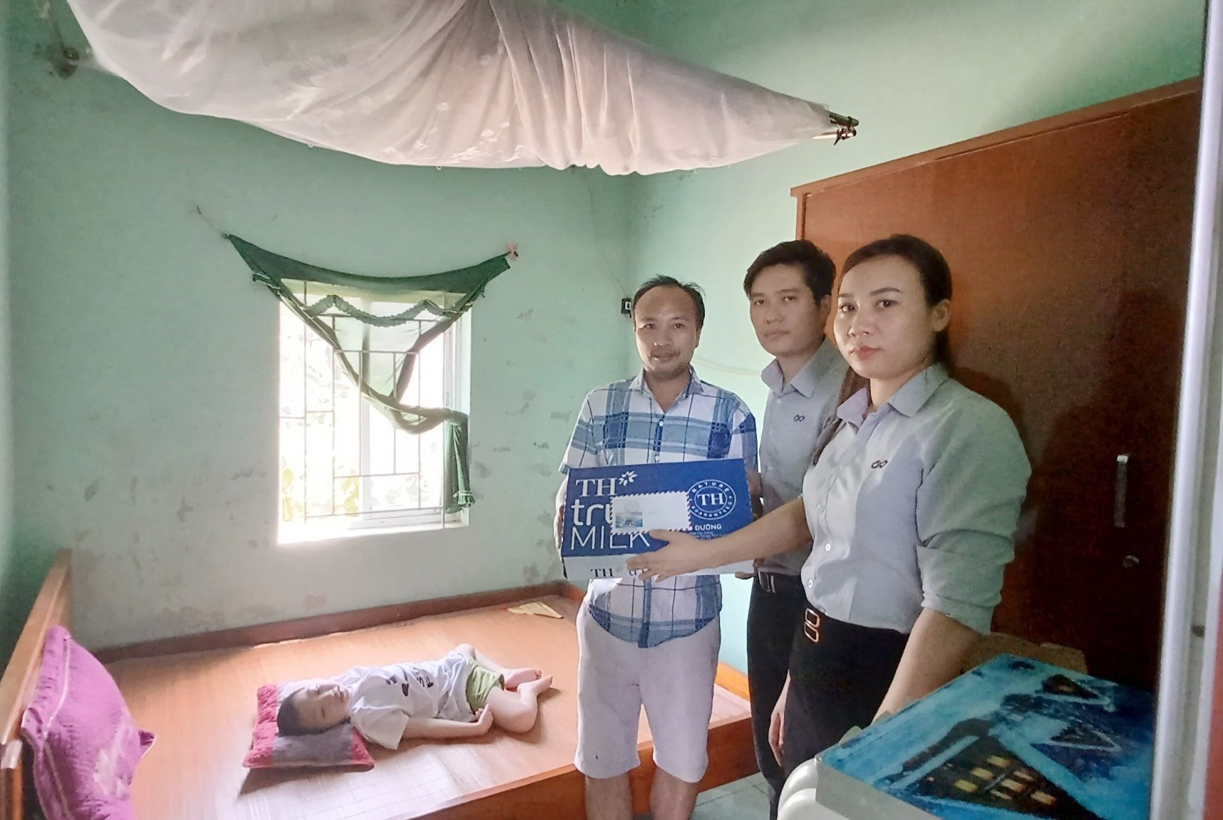 CÔNG ĐOÀN CÔNG TY TNHH UP HÀ TĨNH TẶNG QUÀ CHO CON EM NGƯỜI LAO ĐỘNG Công đoàn Công ty TNHH UP Hà Tĩnh trao quà cho con công nhân bị ốm đau, bệnh tật