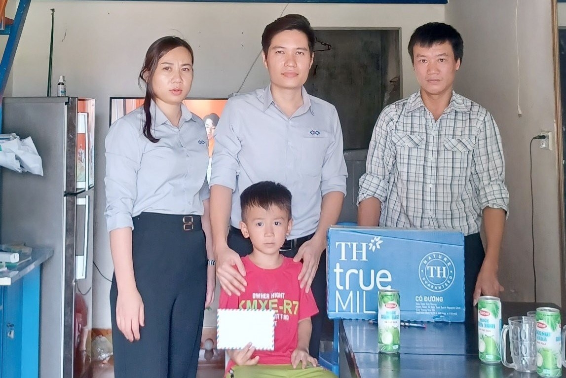 CÔNG ĐOÀN CÔNG TY TNHH UP HÀ TĨNH TẶNG QUÀ CHO CON EM NGƯỜI LAO ĐỘNG Công đoàn Công ty TNHH UP Hà Tĩnh trao quà cho con công nhân bị ốm đau, bệnh tật