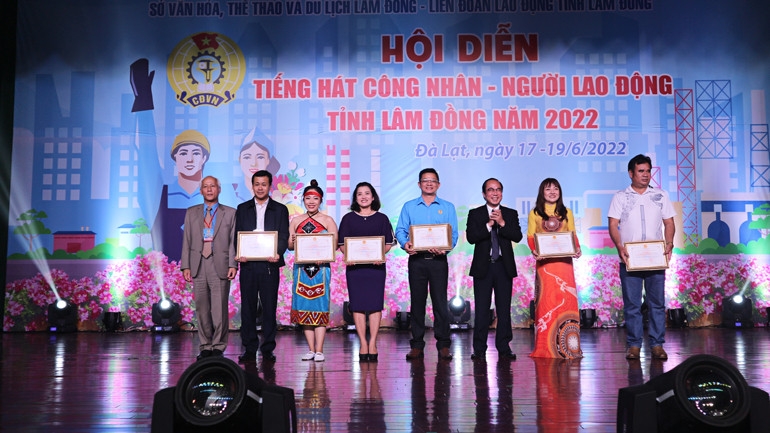 Lâm Đồng: Hội diễn “Tiếng hát công nhân, người lao động” năm 2022 rực rỡ và đặc sắc Lâm Đồng: Hội diễn “Tiếng hát công nhân, người lao động” năm 2022 rực rỡ và đặc sắc