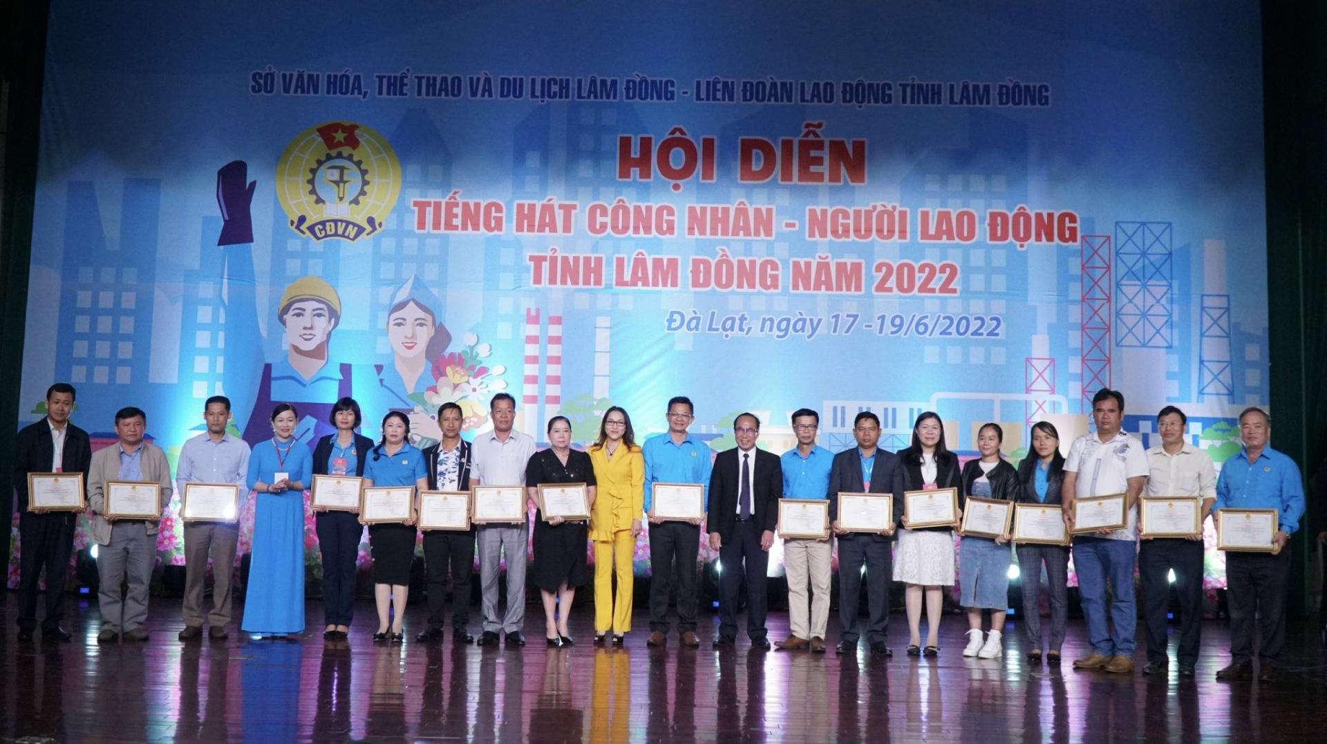 Lâm Đồng: Hội diễn “Tiếng hát công nhân, người lao động” năm 2022 rực rỡ và đặc sắc Lâm Đồng: Hội diễn “Tiếng hát công nhân, người lao động” năm 2022 rực rỡ và đặc sắc