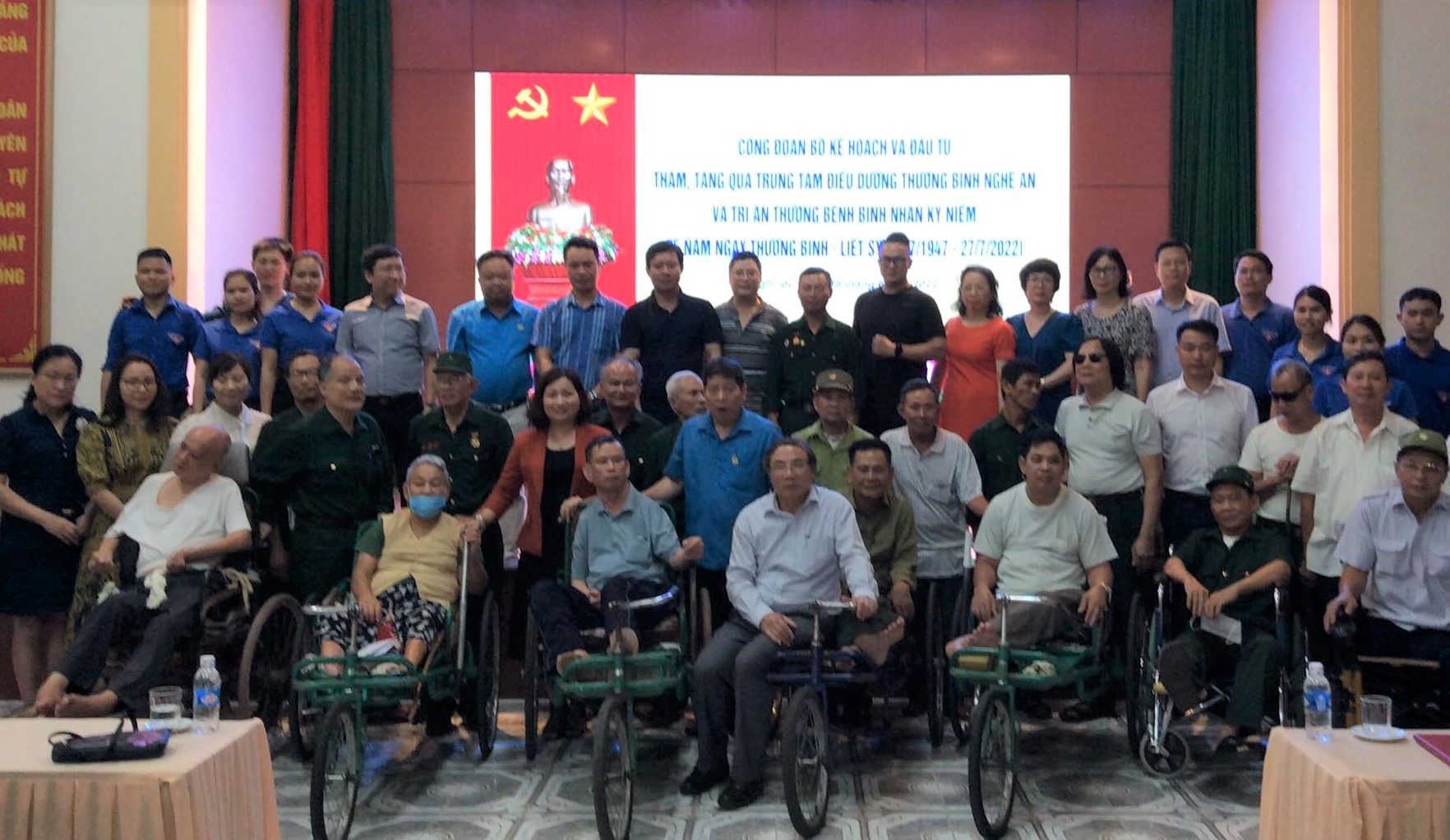 Công đoàn Bộ Kế hoạch và Đầu tư tặng quà Trung tâm Điều dưỡng Thương binh Nghệ An Công đoàn Bộ KH&ĐT trao quà cho Trung tâm Điều dưỡng Thương binh Nghệ An