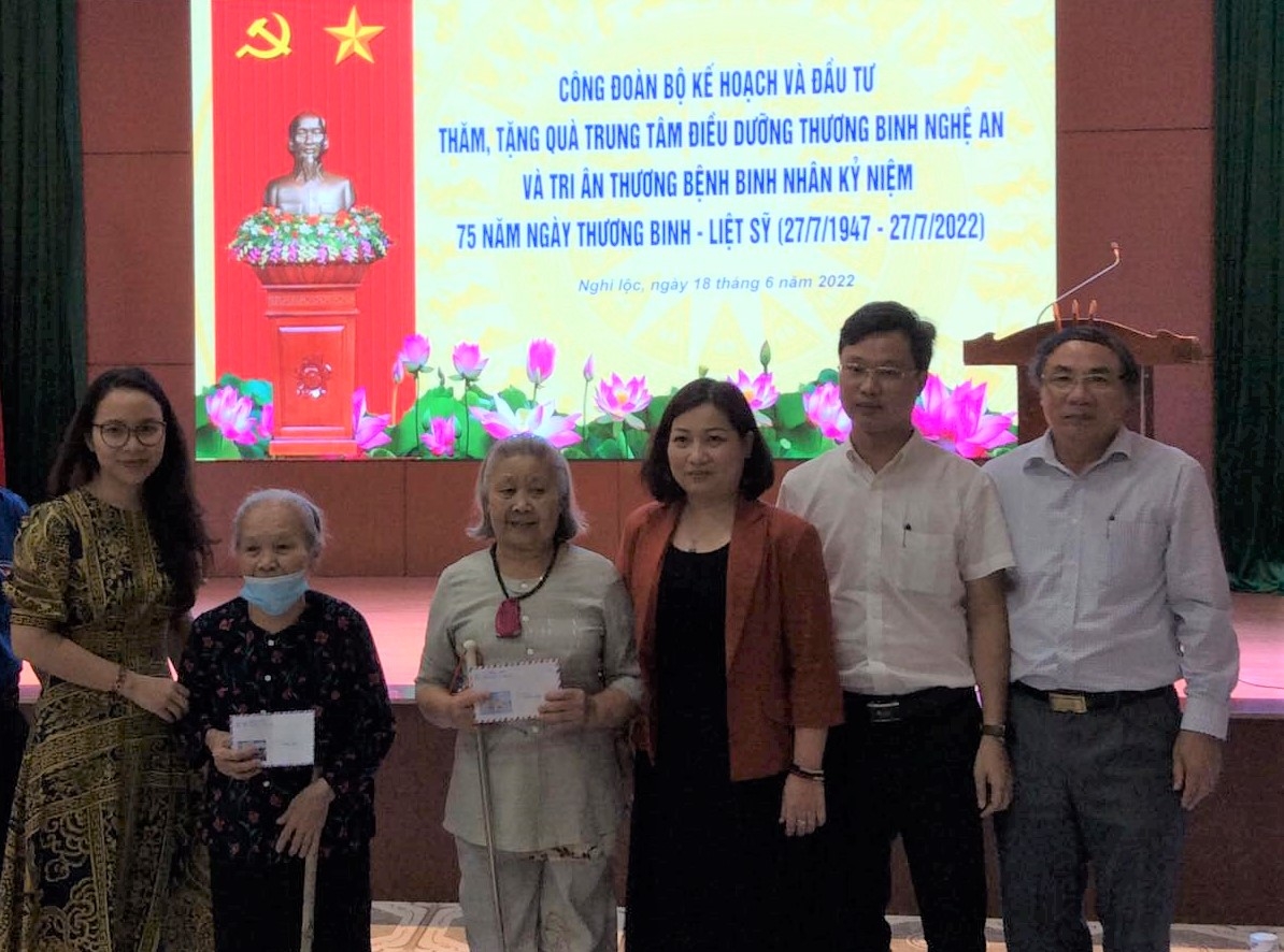 Công đoàn Bộ Kế hoạch và Đầu tư tặng quà Trung tâm Điều dưỡng Thương binh Nghệ An Công đoàn Bộ KH&ĐT trao quà cho Trung tâm Điều dưỡng Thương binh Nghệ An