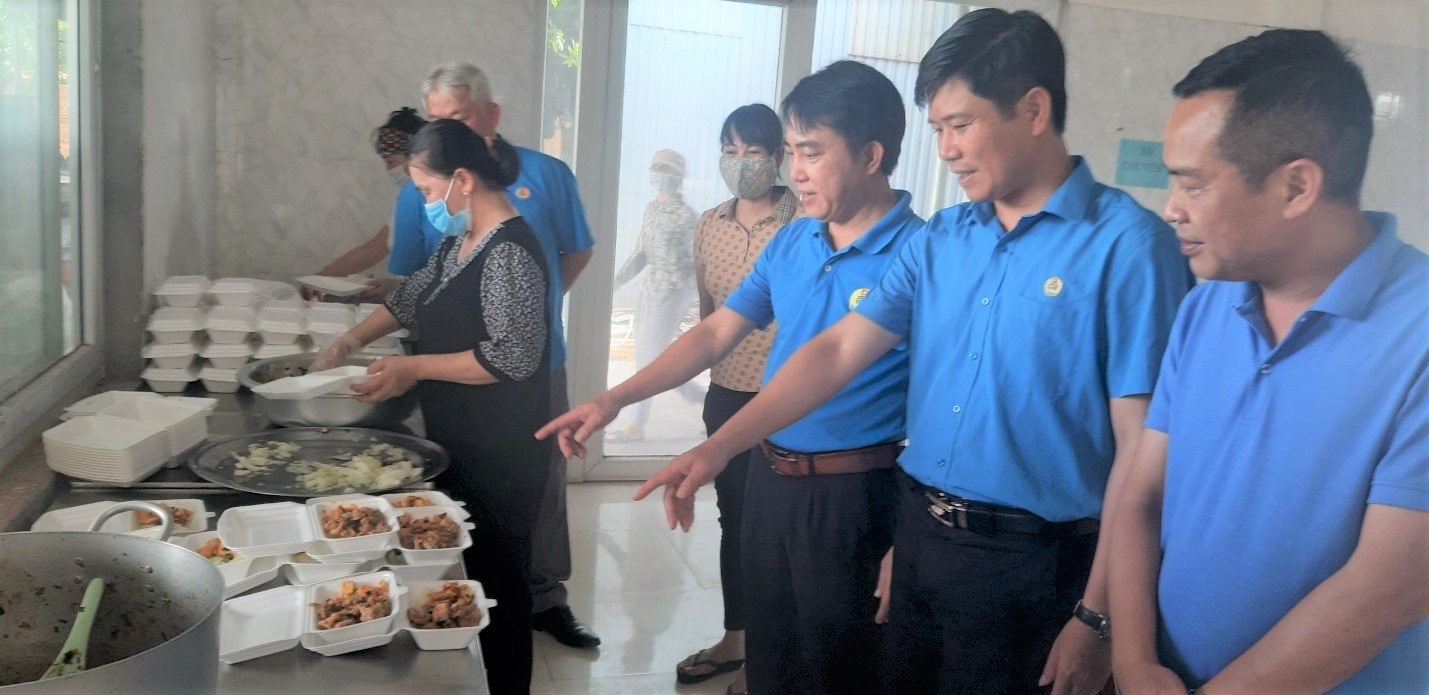 Công đoàn KTT tỉnh Quảng Bình: Giám sát chất lượng TƯLĐTT và bữa ăn ca của NLĐ