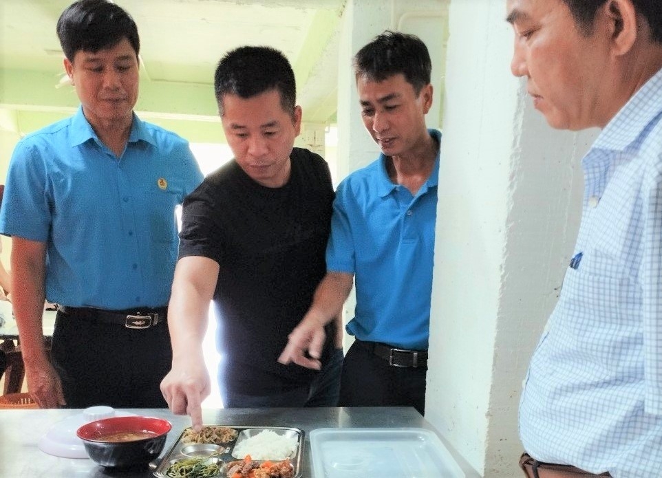Công đoàn KTT tỉnh Quảng Bình: Giám sát chất lượng TƯLĐTT và bữa ăn ca của NLĐ