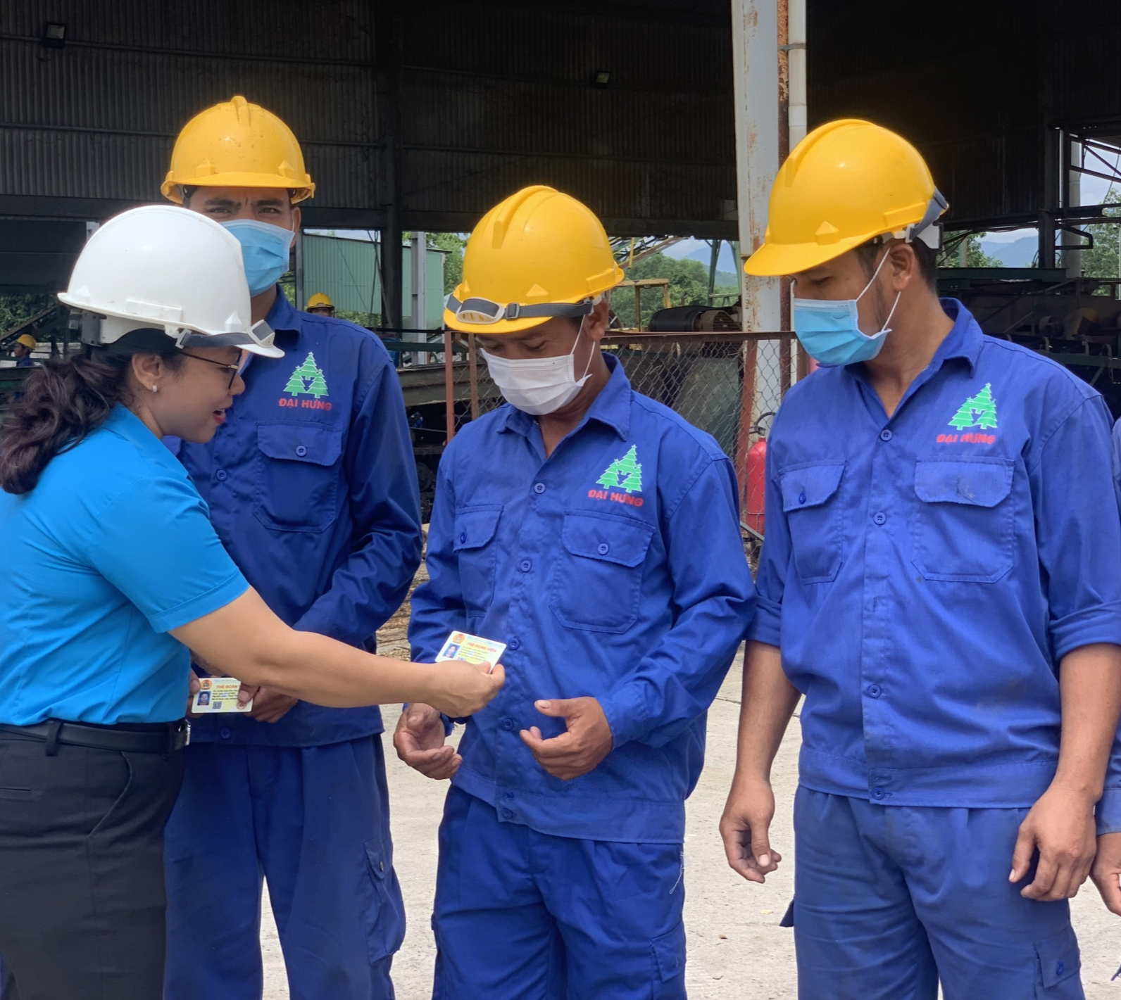 LĐLĐ huyện Khánh Vĩnh (Khánh Hòa): Trao 1.137 thẻ đoàn viên trong Tháng Công nhân LĐLĐ huyện Khánh Vĩnh (Khánh Hòa): Trao 1.137 thẻ đoàn viên trong Tháng Công nhân