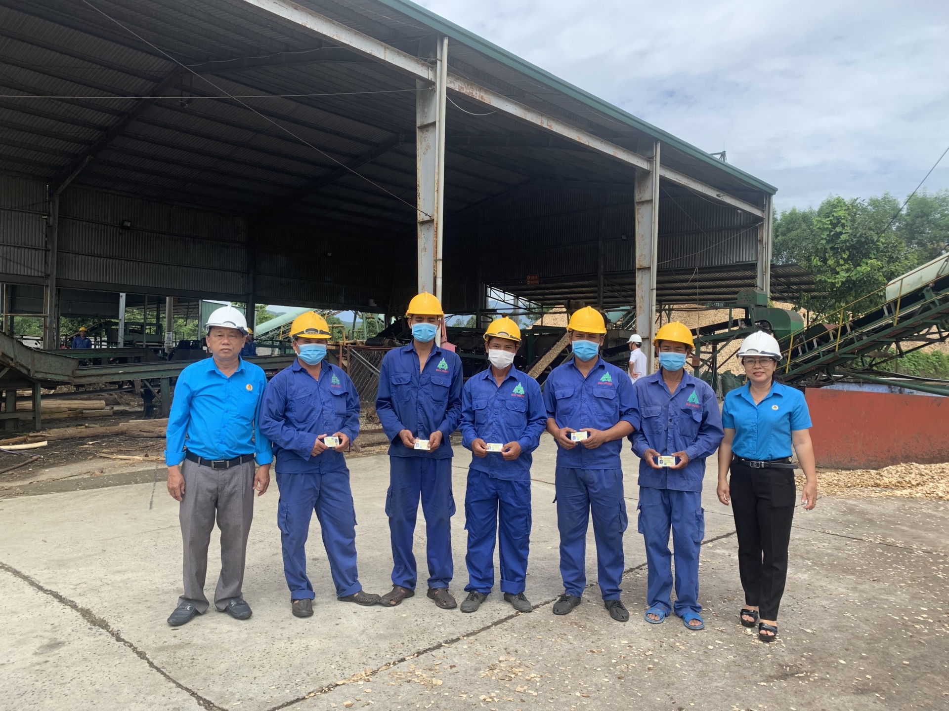 LĐLĐ huyện Khánh Vĩnh trao hơn 1.000 thẻ đoàn viên trong Tháng Công nhân LĐLĐ huyện Khánh Vĩnh trao hơn 1.000 thẻ đoàn viên trong Tháng Công nhân