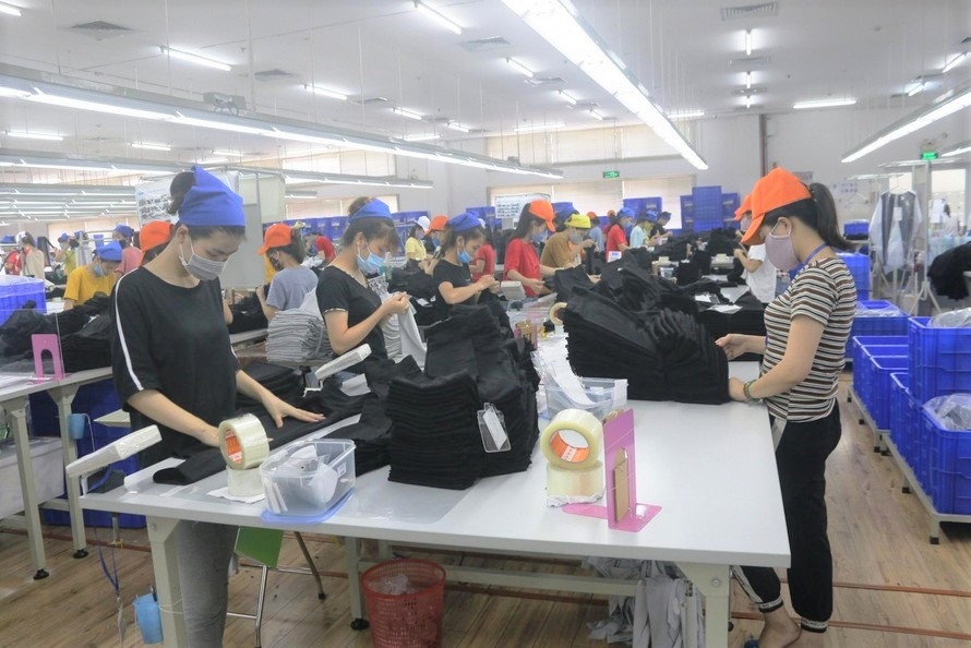 Công nhân hồ hởi đón tin vui tăng lương nhưng vẫn lo ngại “tác động kép”