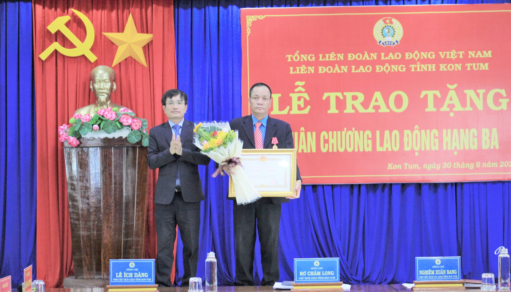 Chủ tịch LĐLĐ tỉnh Kon Tum đón nhận Huân chương Lao động hạng Ba