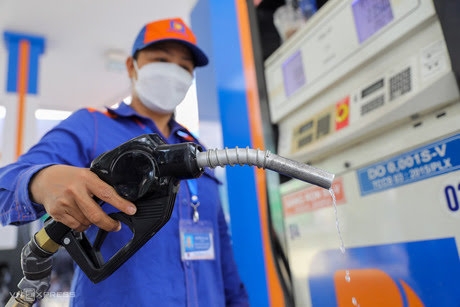 Giảm thuế xăng dầu và tháng 10 đến sớm