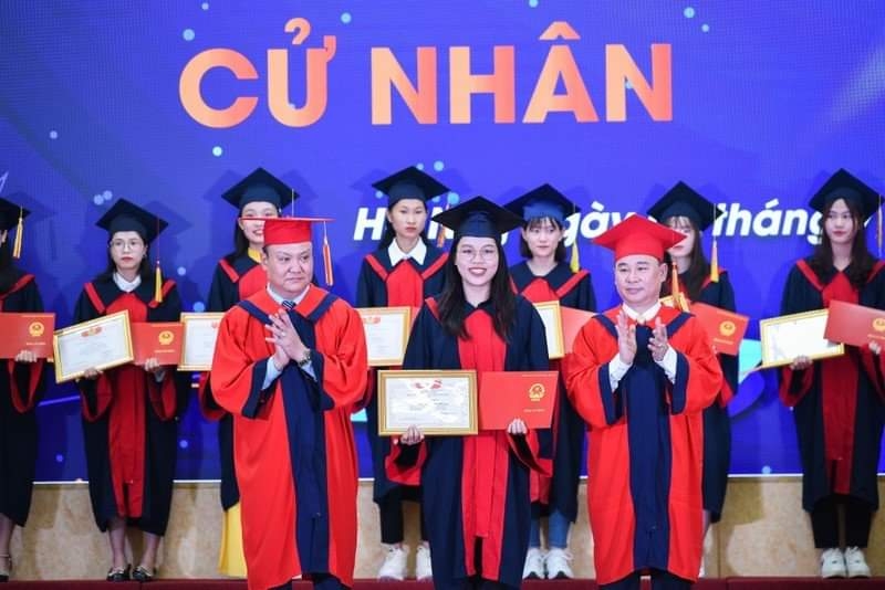 Trường Đại học Công đoàn: Các tân khoa vượt vũ môn, sẵn sàng chinh phục tầm cao mới Trường Đại học Công đoàn: Các tân khoa vượt vũ môn, sẵn sàng chinh phục tầm cao mới