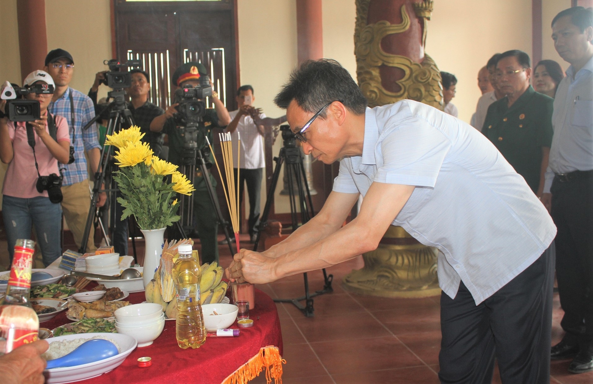 Phó Thủ tướng Vũ Đức Đam thăm hỏi lực lượng tìm kiếm hài cốt liệt sĩ tại Quảng Trị Phó Thủ tướng Vũ Đức Đam thăm hỏi lực lượng tìm kiếm hài cốt liệt sĩ tại Quảng Trị