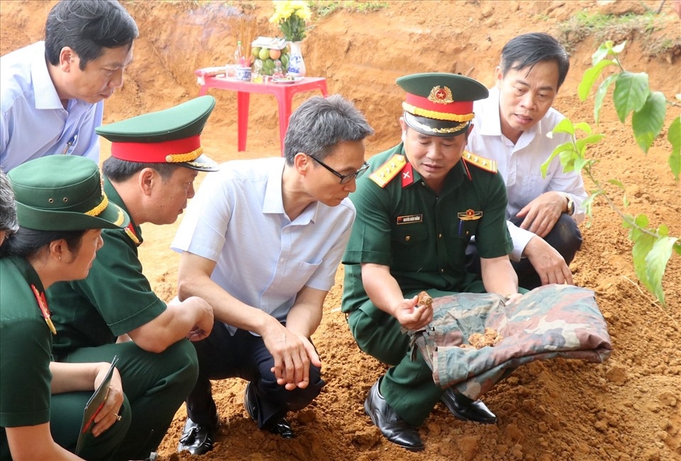 Phó Thủ tướng Vũ Đức Đam thăm hỏi lực lượng tìm kiếm hài cốt liệt sĩ tại Quảng Trị Phó Thủ tướng Vũ Đức Đam thăm hỏi lực lượng tìm kiếm hài cốt liệt sĩ tại Quảng Trị