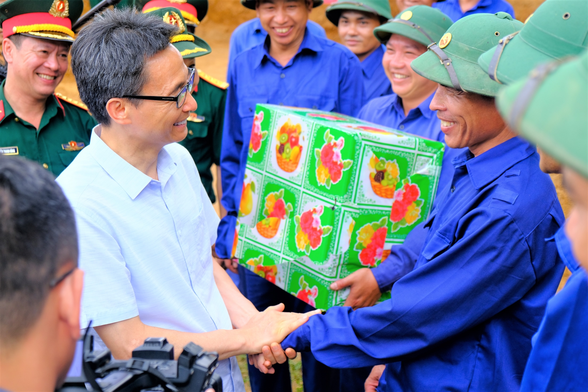 Phó Thủ tướng Vũ Đức Đam thăm hỏi lực lượng tìm kiếm hài cốt liệt sĩ tại Quảng Trị Phó Thủ tướng Vũ Đức Đam thăm hỏi lực lượng tìm kiếm hài cốt liệt sĩ tại Quảng Trị