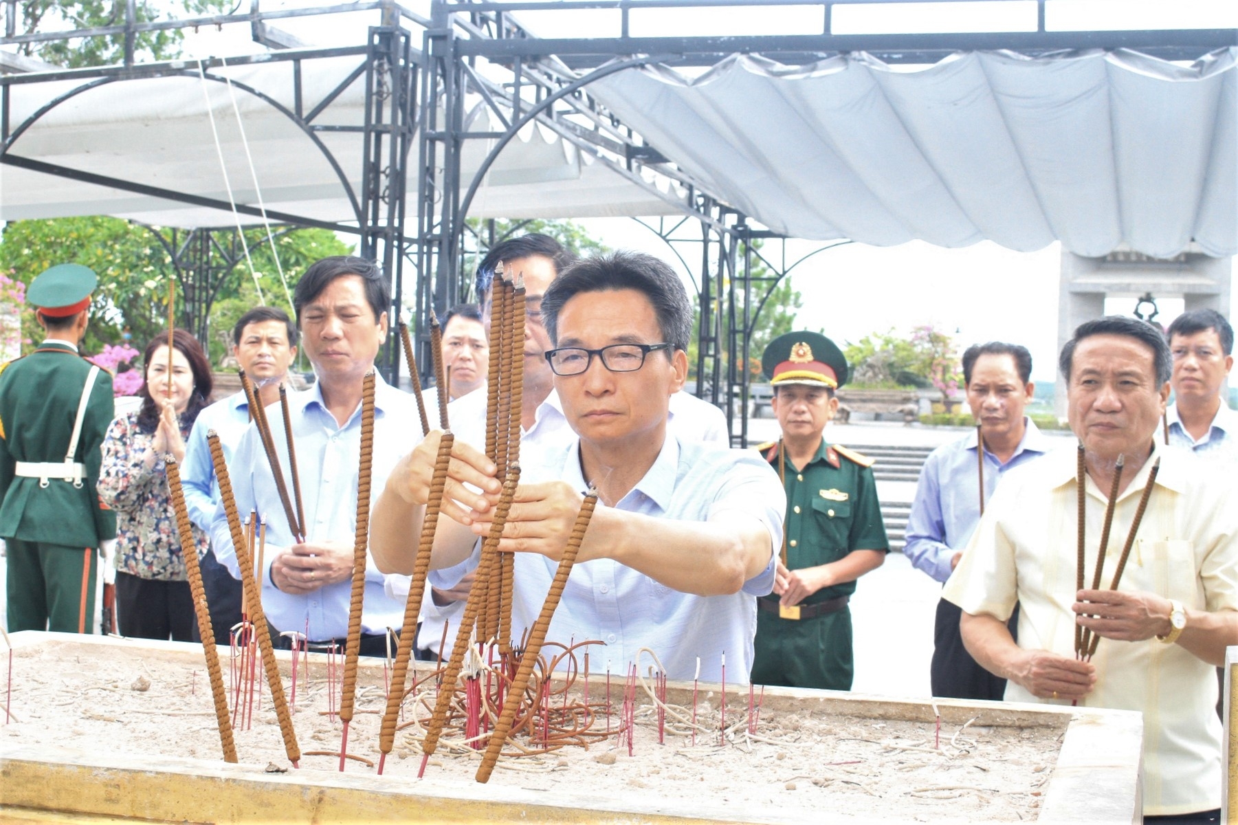 Phó Thủ tướng Vũ Đức Đam thăm hỏi lực lượng tìm kiếm hài cốt liệt sĩ tại Quảng Trị Phó Thủ tướng Vũ Đức Đam thăm hỏi lực lượng tìm kiếm hài cốt liệt sĩ tại Quảng Trị