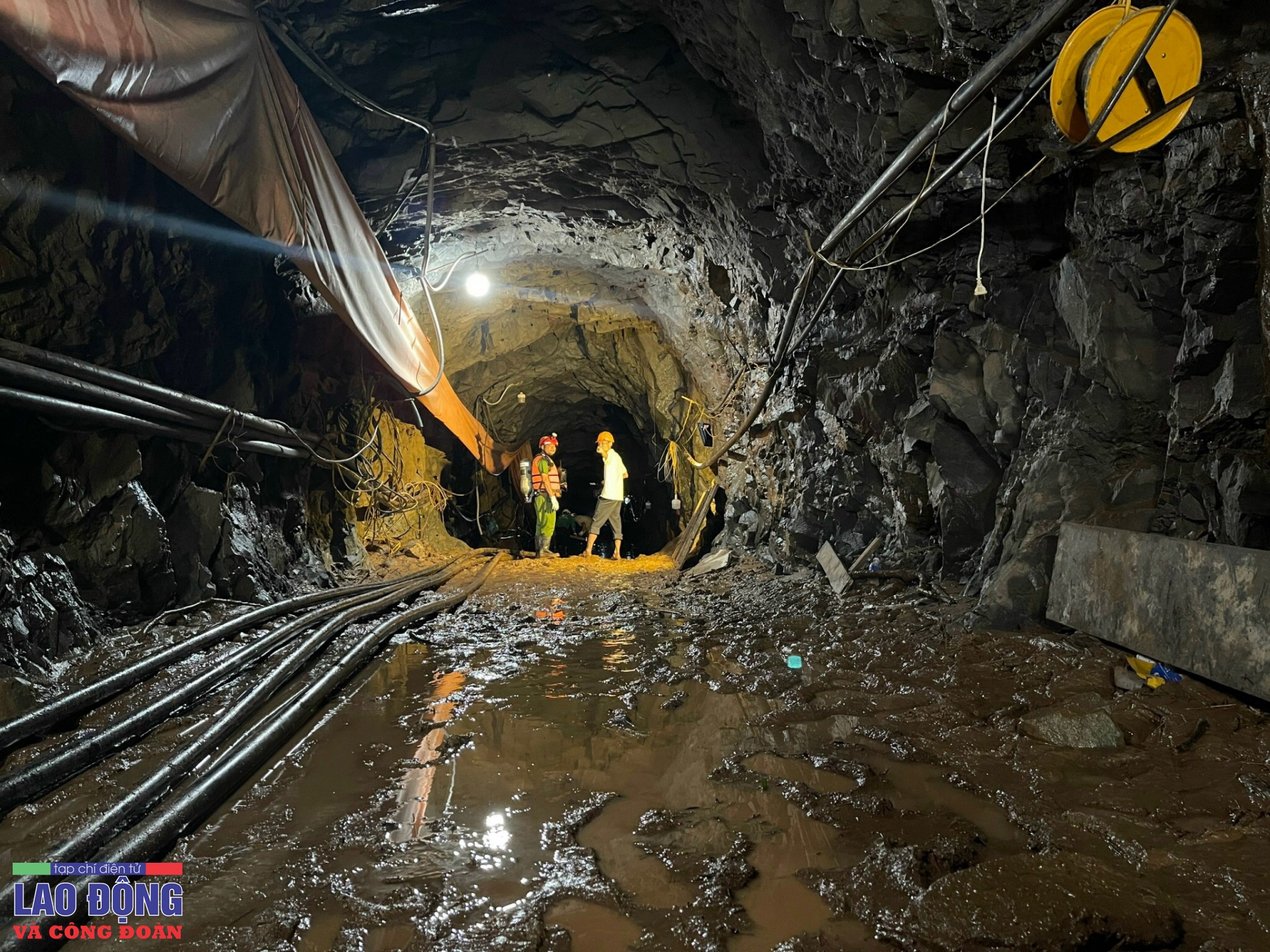 Cận cảnh hầm thủy điện, nơi công nhân bị lũ cuốn mất tích Cận cảnh hầm thủy điện, nơi công nhân bị lũ cuốn mất tích
