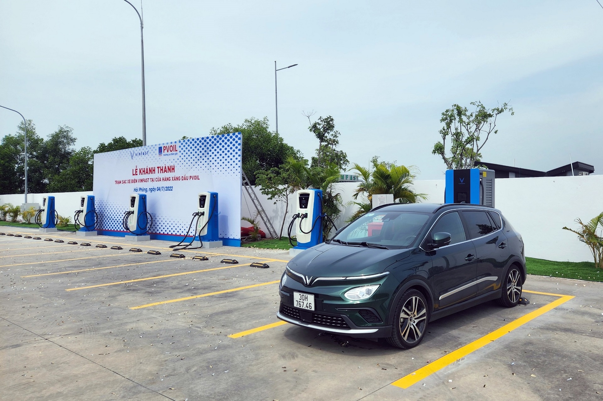 Khánh thành trạm sạc xe điện VinFast đầu tiên tại cửa hàng xăng dầu PVOLL