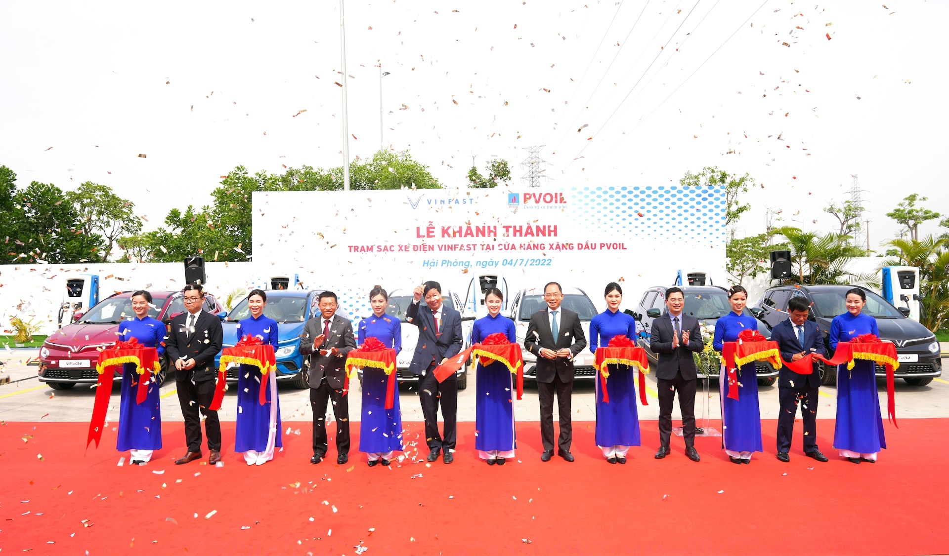 Khánh thành trạm sạc xe điện VinFast đầu tiên tại cửa hàng xăng dầu PVOLL