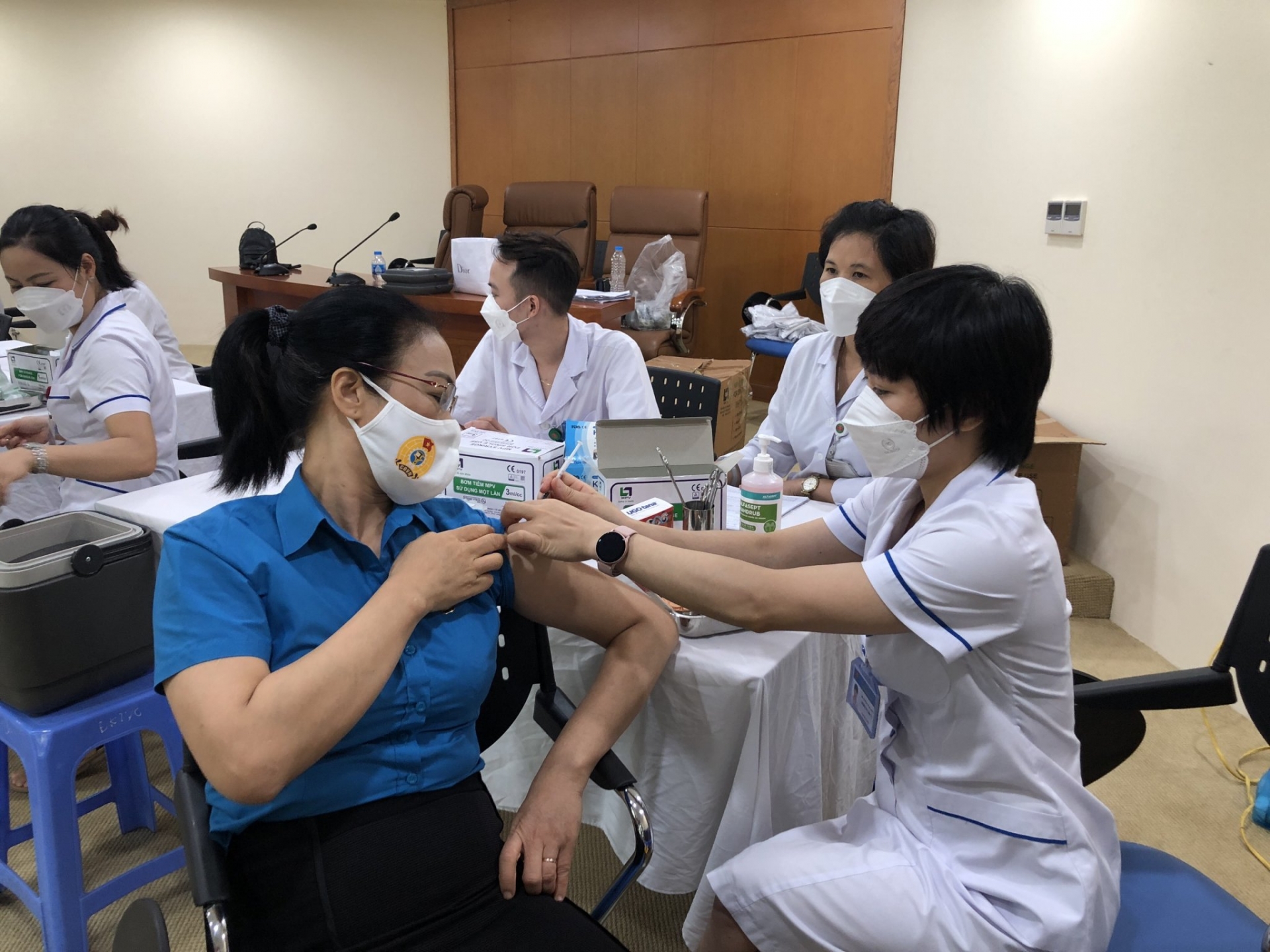 Tổng LĐLĐ Việt Nam phát động tiêm vắc xin COVID-19 mũi 3, mũi 4