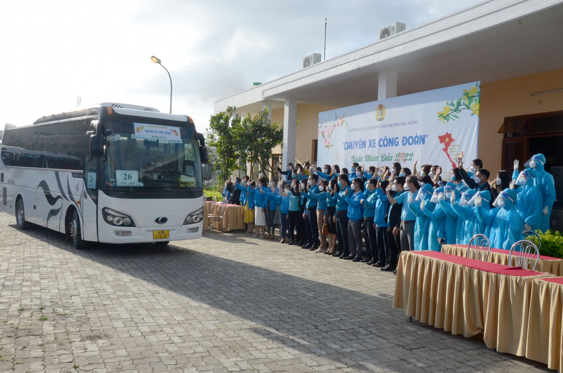 LĐLĐ TP Đà Nẵng chia tay NLĐ về quê trên các “Chuyến xe công đoàn”. Ảnh: QUỐC DŨNG