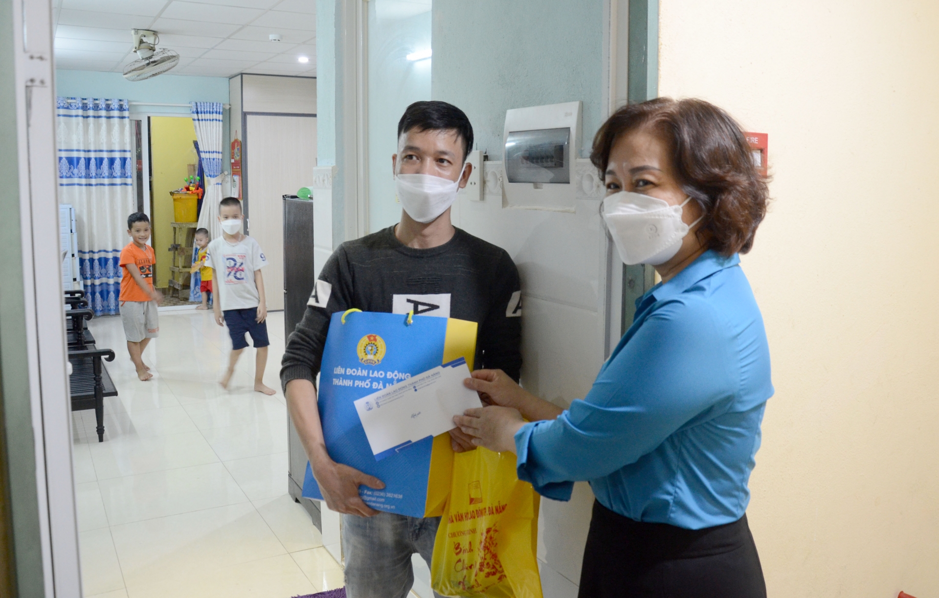 Phó chủ tịch LĐLĐ TP Đà Nẵng Đinh Thị Thanh Hà (bên phải) thăm, tặng quà Tết cho gia đình anh Nguyễn Đại Phong. Ảnh: QUỐC DŨNG
