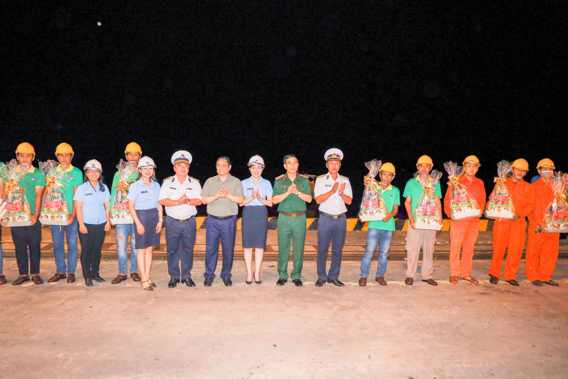 Thủ tướng Chính phủ thăm người lao động cảng Tân Cảng Cái Cui Thủ tướng Chính phủ thăm người lao động cảng Tân Cảng Cái Cui