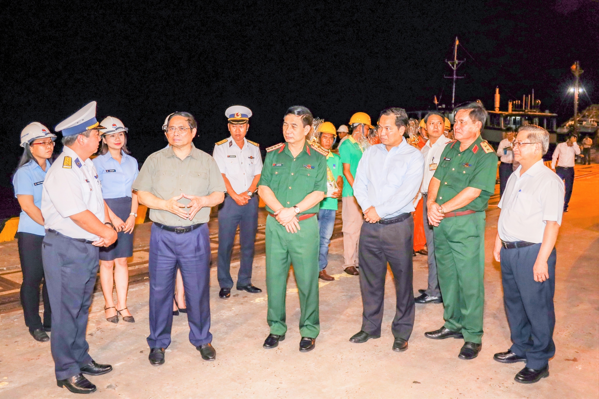 Thủ tướng Chính phủ thăm người lao động cảng Tân Cảng Cái Cui Thủ tướng Chính phủ thăm người lao động cảng Tân Cảng Cái Cui