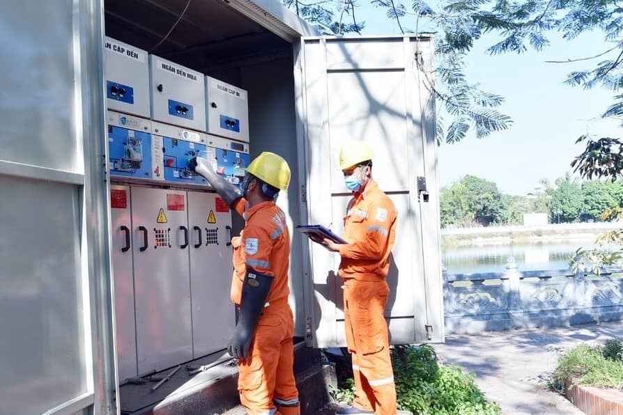 Trao hơn 1.000 suất quà cho người lao động khó khăn trong Tháng Công nhân