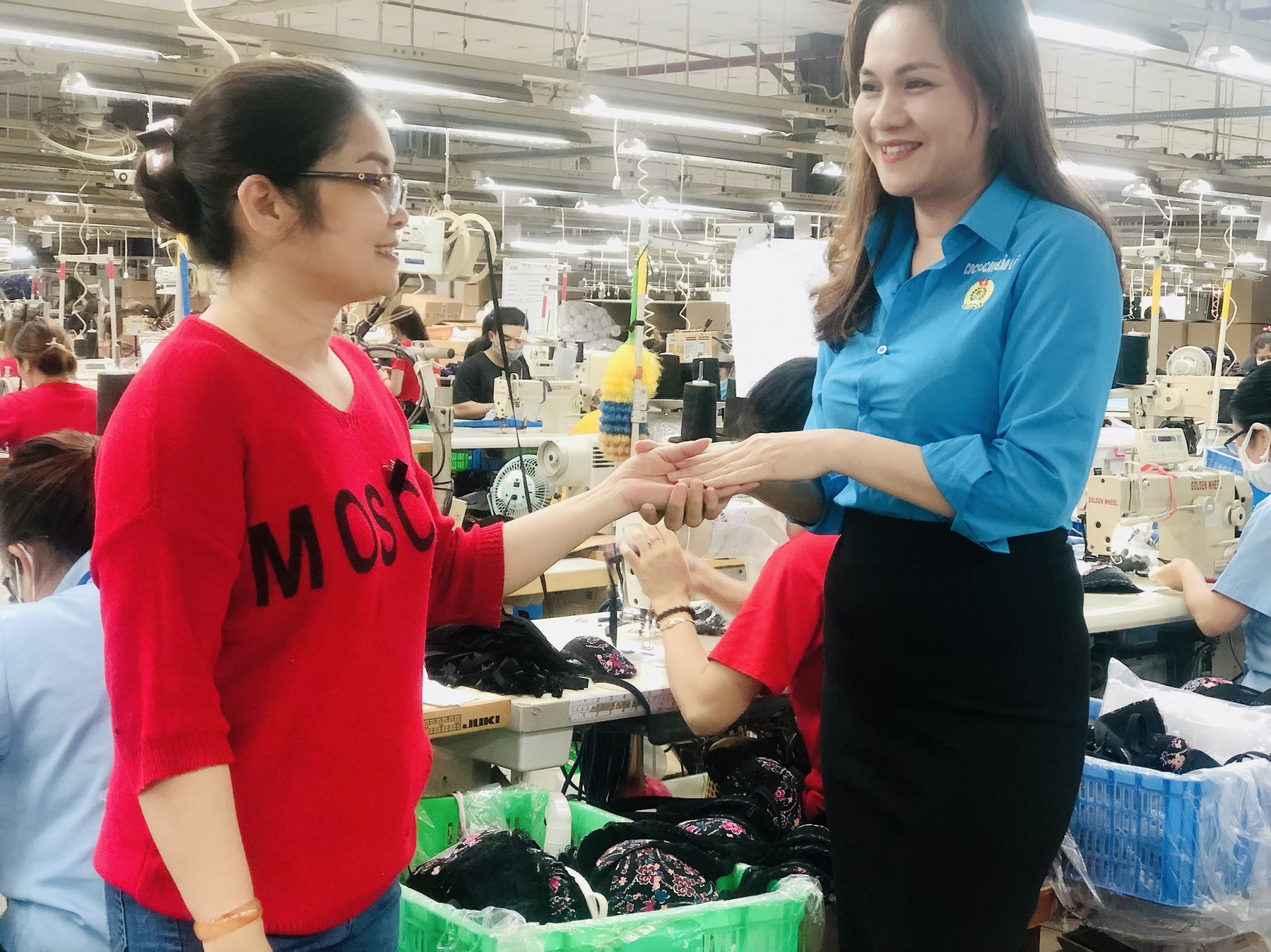 Nữ cán bộ công đoàn “nghe công nhân nói – nói công nhân hiểu”