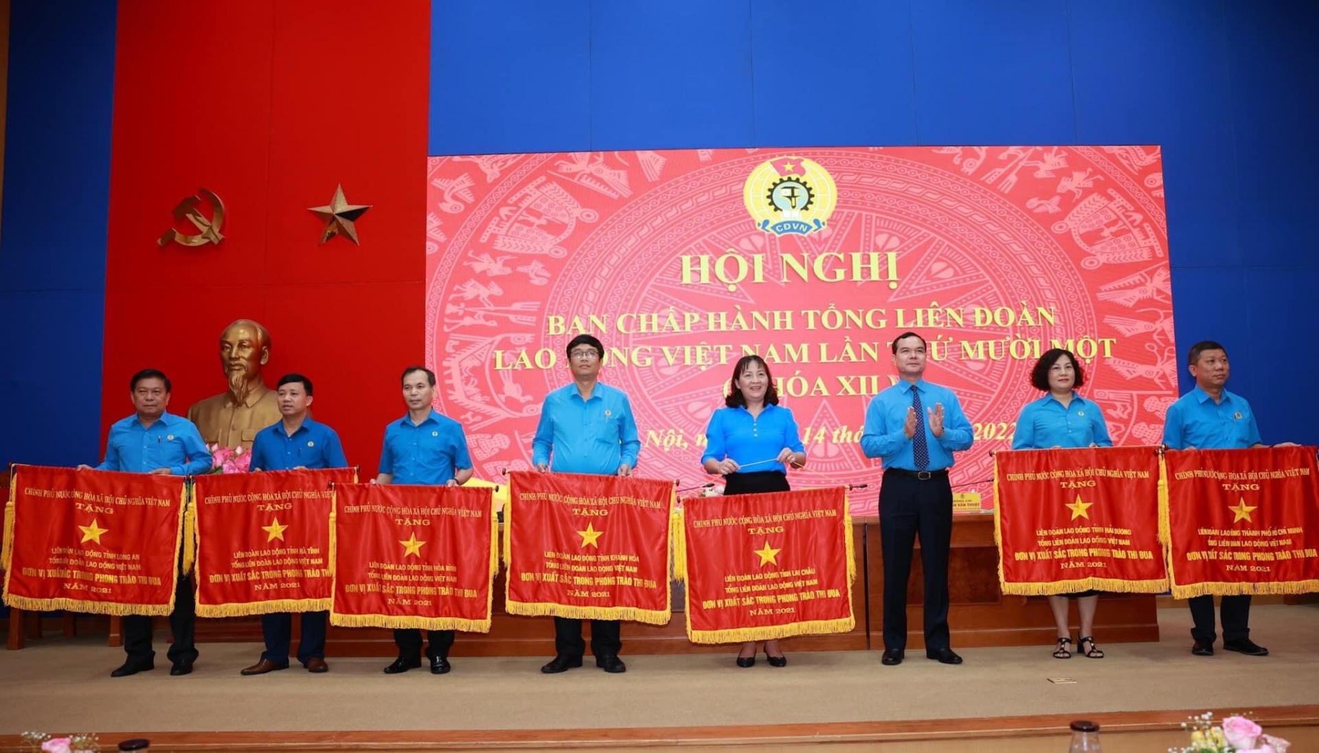 LĐLĐ tỉnh Hà Tĩnh vinh dự đón nhận Cờ thi đua của Chính phủ LĐLĐ tỉnh Hà Tĩnh vinh dự đón nhận Cờ thi đua của Chính phủ