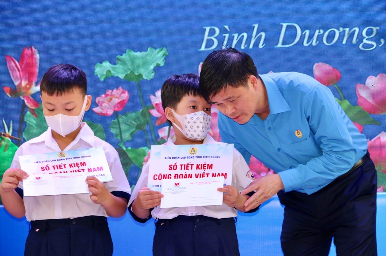Công nhân Việt Nam khẳng định tinh thần “Tiên phong, sáng tạo, trách nhiệm, an toàn, thích ứng” Công nhân Việt Nam khẳng định “Tiên phong, sáng tạo, trách nhiệm, an toàn, thích ứng”