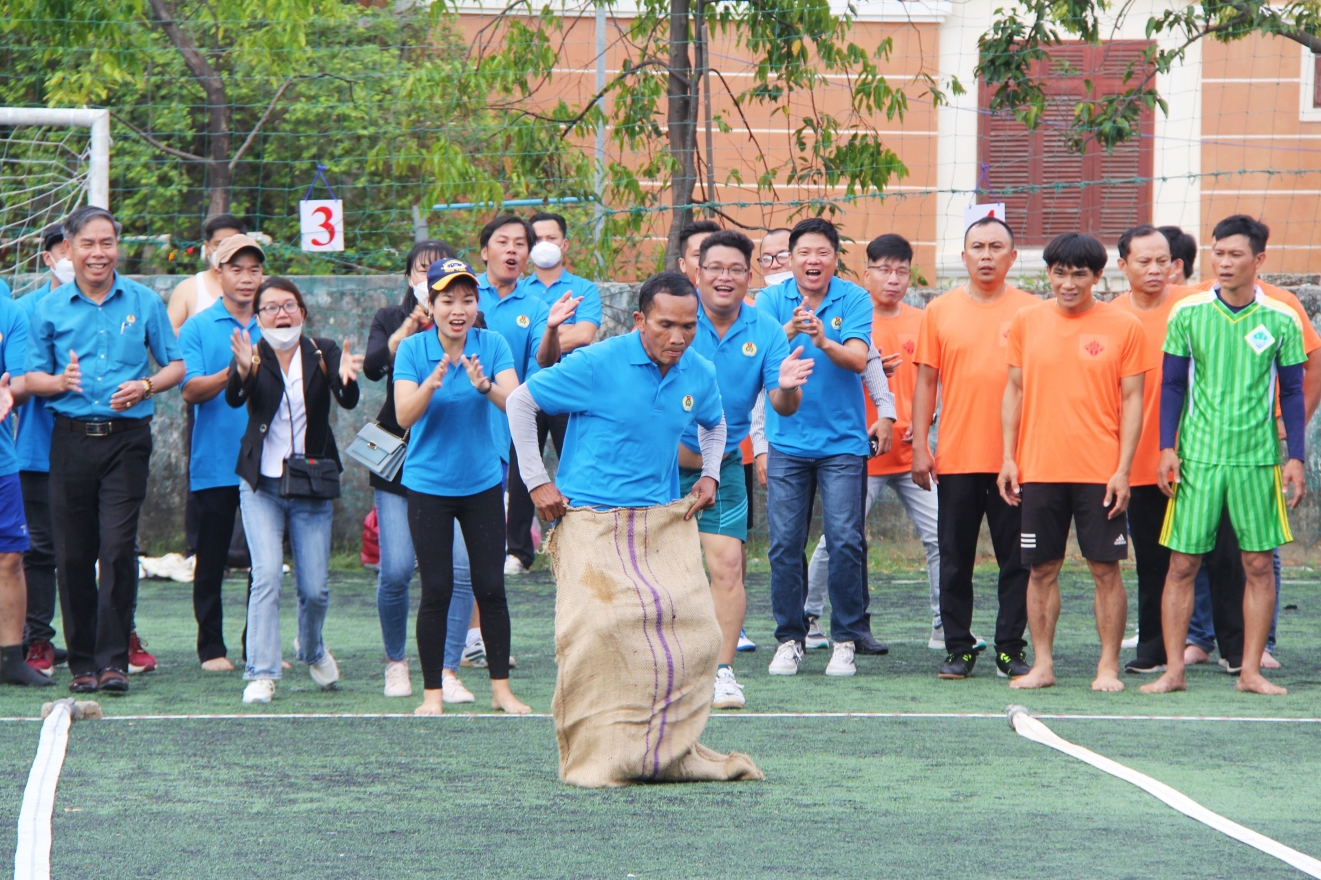 Công nhân Việt Nam khẳng định tinh thần “Tiên phong, sáng tạo, trách nhiệm, an toàn, thích ứng” Công nhân Việt Nam khẳng định “Tiên phong, sáng tạo, trách nhiệm, an toàn, thích ứng”