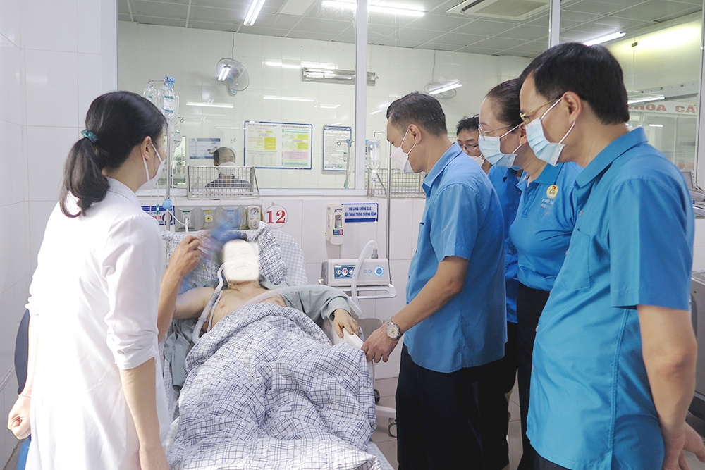 Thăm hỏi, động viên gia đình công nhân Công ty TNHH Daesang Việt Nam bị thương vong Thăm hỏi, động viên gia đình công nhân Công ty TNHH Daesang Việt Nam bị thương vong