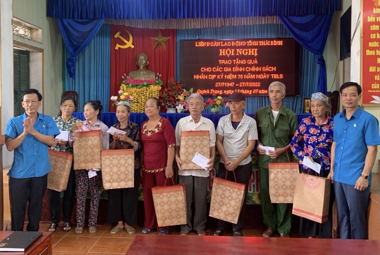 Công đoàn Thái Bình thăm hỏi, tặng quà thương binh và gia đình chính sách