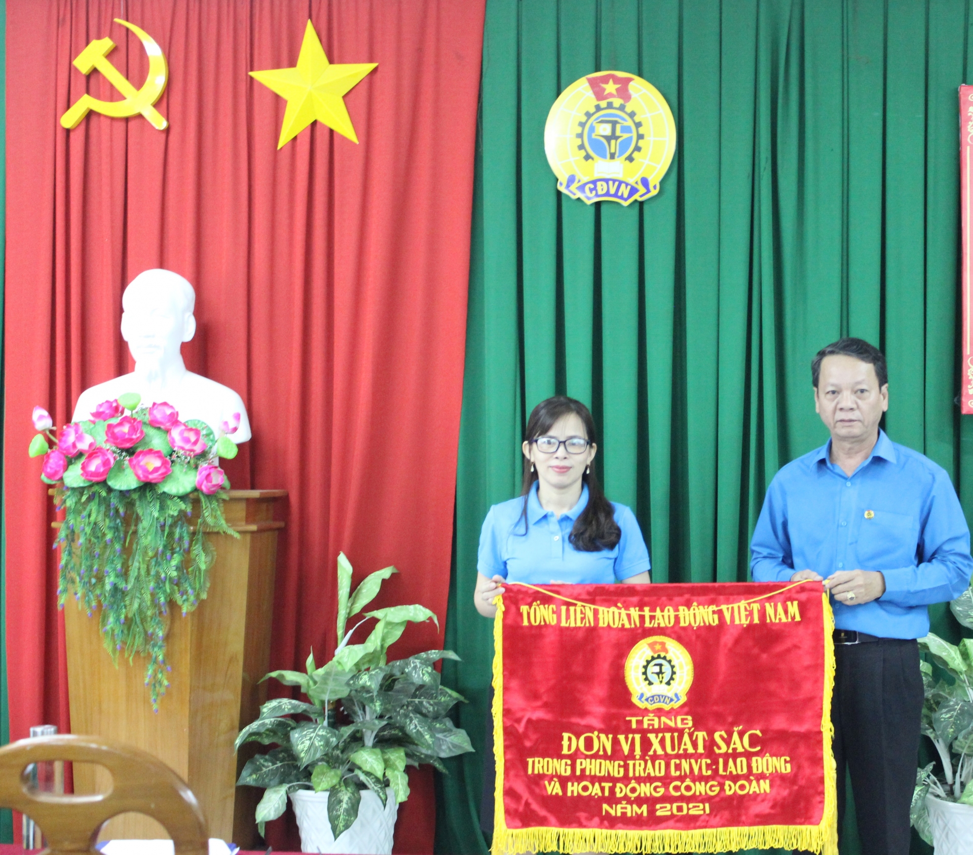 LĐLĐ tỉnh Bình Thuận khen thưởng nhiều tập thể, cá nhân có thành tích xuất sắc